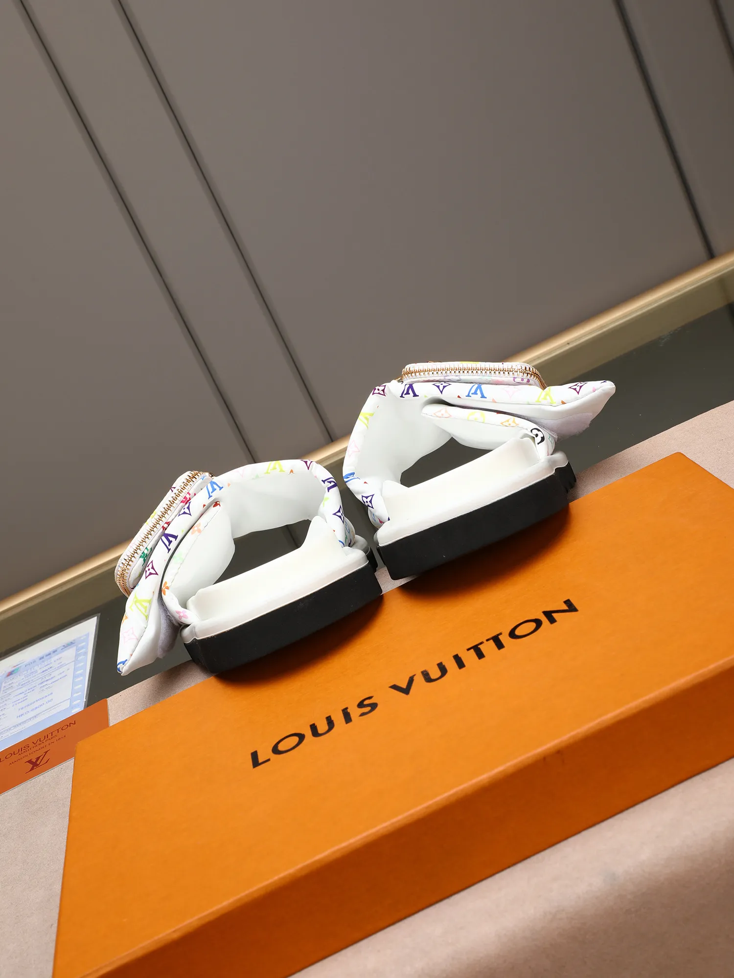PP400 couple model with drawer box [LOUIS VUITTON] Louis Vuitton, the latest LV official website printed wallet and men's and women's slippers🔥🔥🔥 are now on the market. The drawer box is packed with cloth bags and cards. The upper pattern looks very soft and waxy, and it is a super versatile leg slimming tool. Fabric: Imported denim/down silk cotton embossed, official website pattern printing, lining: water-dyed sheepskin down filling, comfortable to wear, feet: high elastic PU water table. Sole: foam sole, heel height: about 5cm. Size 35-46, 35, 45 and 46 are custom-made and cannot be returned or exchanged. Color: multiple colors available.